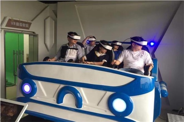 學校老師在體驗vr設備 學校老師在體驗vr設備