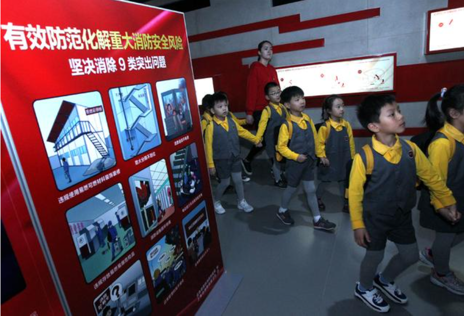 學生參觀學習消防安全知識 學生參觀學習消防安全知識