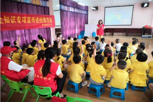 學生正在認真聽老師講科普知識 學生正在認真聽老師講科普知識