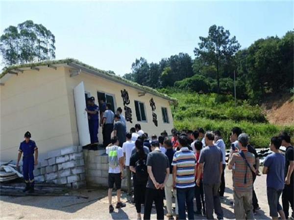 人們排隊(duì)等候體驗(yàn)地震體驗(yàn)館 人們排隊(duì)等候體驗(yàn)地震體驗(yàn)館