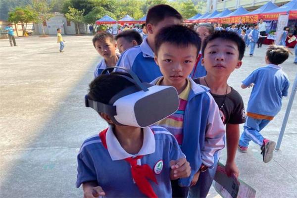 學(xué)生正在排隊體驗vr眼鏡 學(xué)生正在排隊體驗vr眼鏡