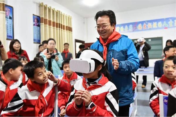 老師正在指導(dǎo)學(xué)生體驗vr科普館的細節(jié) 老師正在指導(dǎo)學(xué)生體驗vr科普館的細節(jié)