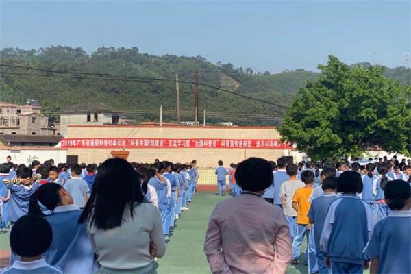 學(xué)生正在認真聽講安全講座 學(xué)生正在認真聽講安全講座