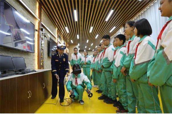 學(xué)生正在認(rèn)真聽講交通安全體驗(yàn)課 學(xué)生正在認(rèn)真聽講交通安全體驗(yàn)課