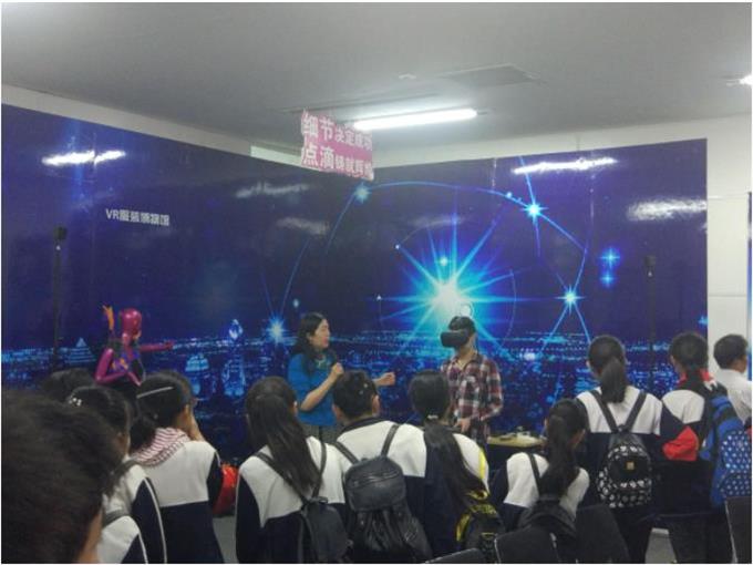 學生正在認真聽講vr安全教育體驗課