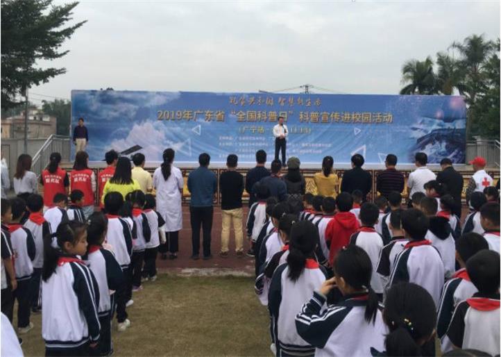 科普教育走進校園，學生正在聽科普宣傳演講