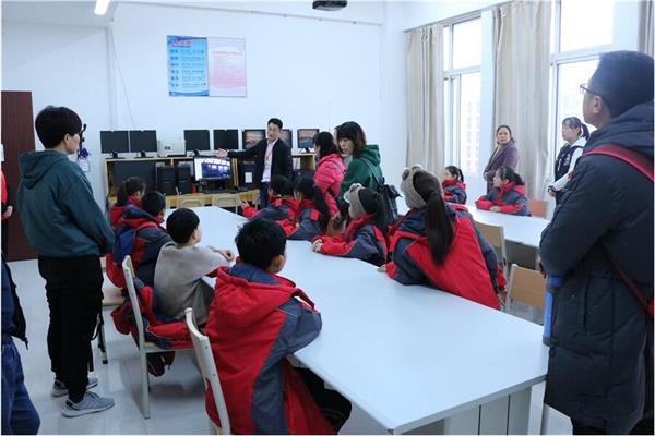 老師同學(xué)在認(rèn)真聽科普知識(shí)