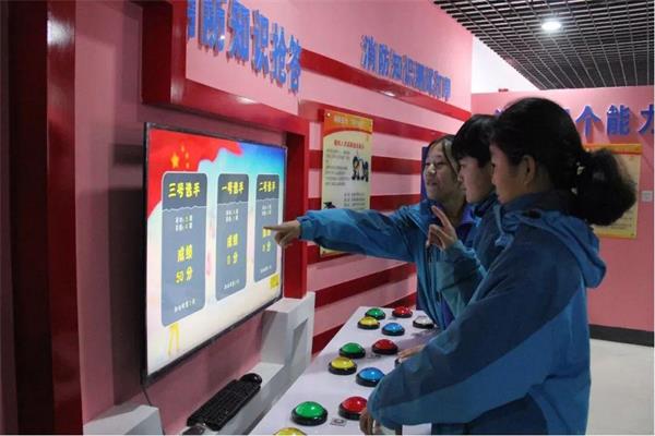 學(xué)生參觀消防體驗(yàn)館學(xué)習(xí)