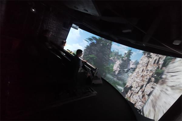 環幕包圍，動感十足