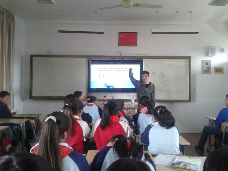 學(xué)生在上安全教育課 學(xué)生在上安全教育課