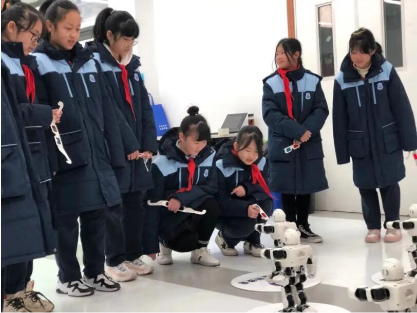 學生校園安全科普館擺弄智能機器人 學生校園安全科普館擺弄智能機器人