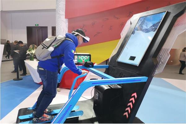 帥哥在vr體驗(yàn)館玩vr滑雪游戲 帥哥在vr體驗(yàn)館玩vr滑雪游戲