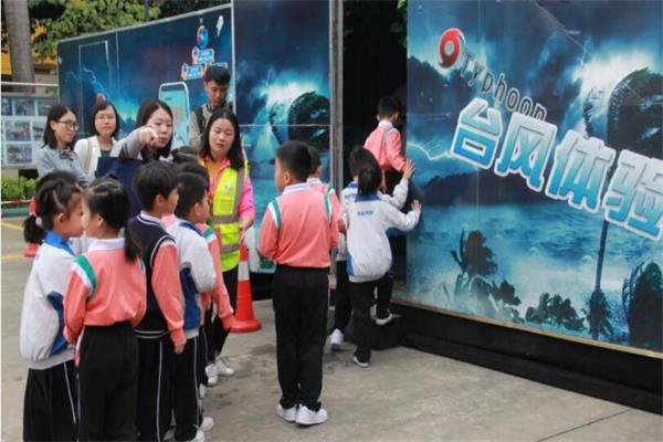 學生排隊體驗臺風體驗館 學生排隊體驗臺風體驗館