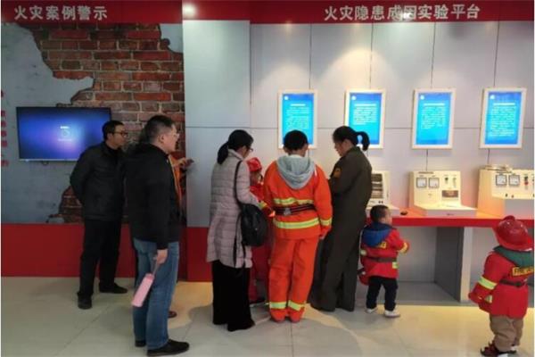 大人小孩正在消防科普館學習 大人小孩正在消防科普館學習
