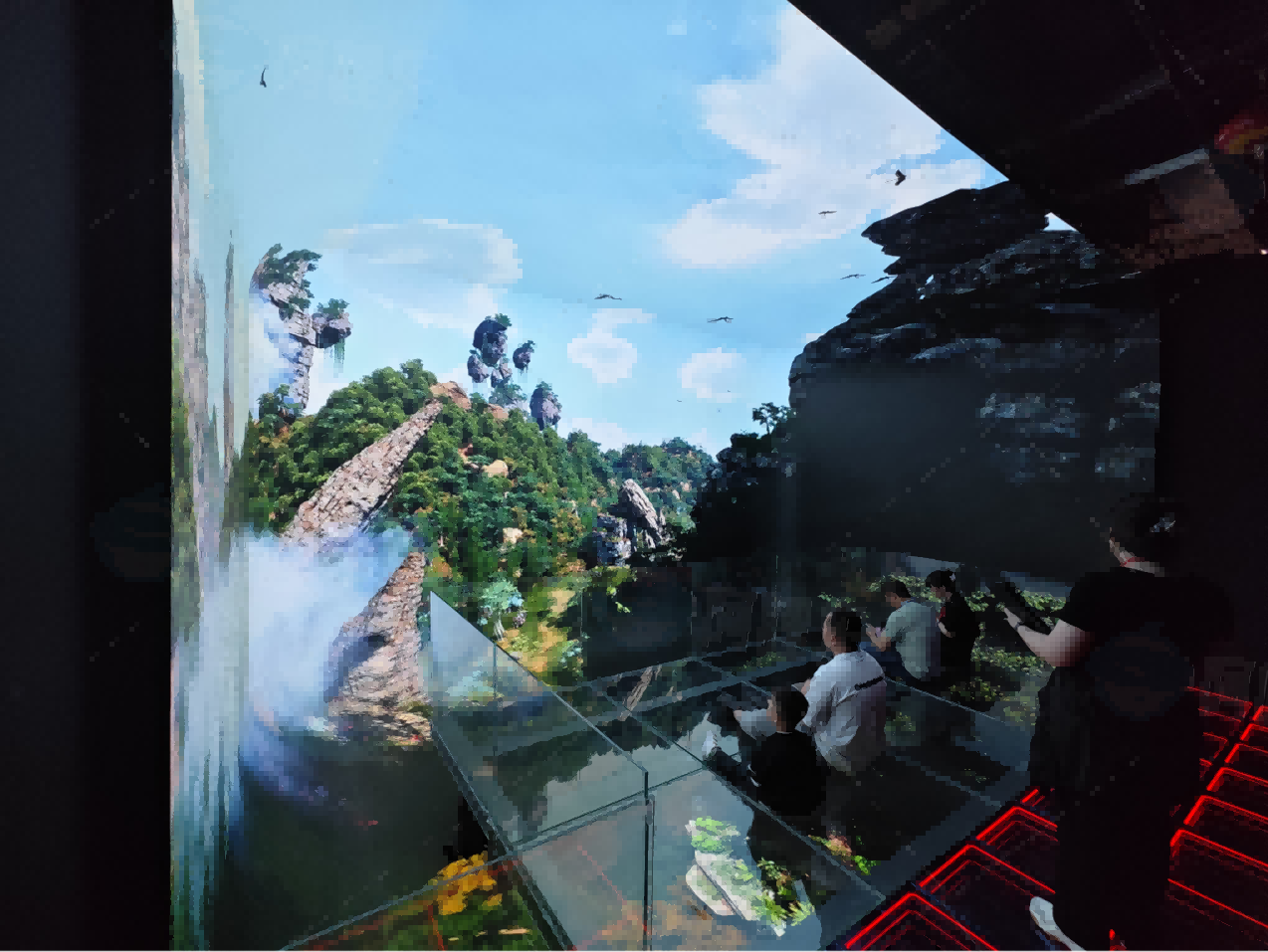 軌道影院跟懸空玻璃劇場有什么不同呢？